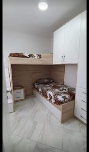Cette petite chambre comprend 2 lits superposés. dans l'établissement luka apartament, à Shëngjin