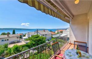 - un balcon avec vue sur l'eau dans l'établissement Apartments Tatjana Crikvenica, à Crikvenica