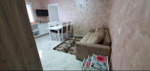 - un salon avec un canapé et une salle à manger dans l'établissement luka apartament, à Shëngjin