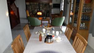 una mesa con un hervidor de agua encima en Le Pressoir, en Beaumesnil