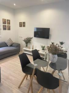 Televízia a/alebo spoločenská miestnosť v ubytovaní EL RINCON DEL CONDE