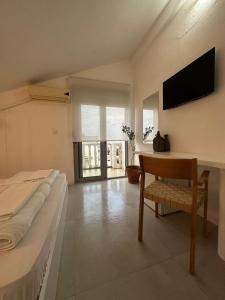 - une chambre avec un lit, un bureau et une chaise dans l'établissement Villa Vele, à Herceg-Novi