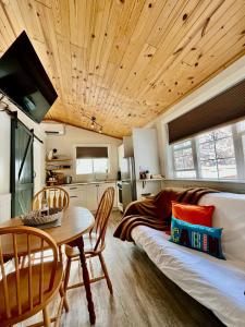 un salon avec une table et un canapé dans l'établissement Barefoot Villas and Retreat, à Christina