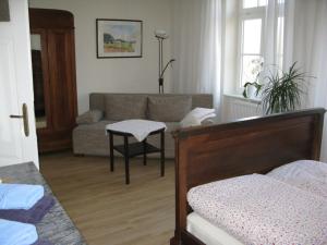 un soggiorno con letto e divano di Gutshaus Zietlitz a Dobbin