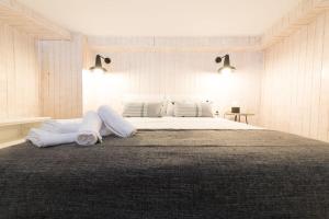 - une chambre avec un grand lit et 2 oreillers dans l'établissement A 5 minutos de la Catedral, la Giralda y la Maestranza, Sevilla centro, à Séville