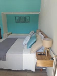 Un dormitorio con una cama con almohadas. en Departamentos pura vida 2 en General Roca