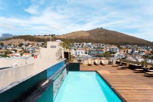 una piscina en la parte superior de un edificio con ciudad en Luxury Apartment, Near V&A Waterfront and CPT Stadium, en Ciudad del Cabo