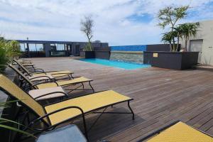 una terraza con tumbonas y una piscina en Luxury Apartment, Near V&A Waterfront and CPT Stadium, en Ciudad del Cabo