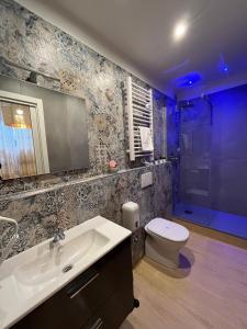 ein Bad mit einem Waschbecken, einem WC und einer Dusche in der Unterkunft La Suite Deluxe Rooms & Apartments in Bologna