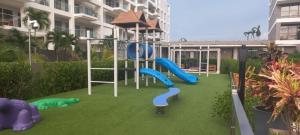 un parque infantil con toboganes en un césped frente a un edificio en Apto morroszoe 217A, en Cartagena de Indias