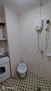 La petite salle de bains est pourvue d'une douche et de toilettes. dans l'établissement Grace Apart Bastos Yaoundé, à Yaoundé