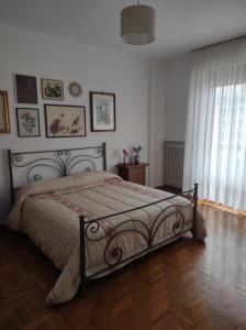 - une chambre avec un lit et du parquet dans l'établissement Al Tochetìn, à Schio
