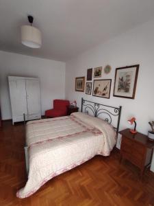 a bedroom with a bed and a red chair at Al Tochetìn in Schio