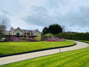 una casa con una pasarela frente a un patio en Lakeview Lodge Exclusive Home on the Blessington Lake, en Wicklow