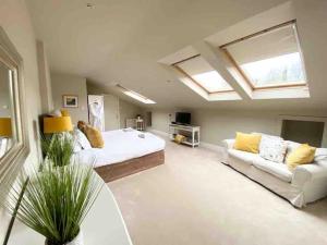 Großes Zimmer mit einem Bett und einem Sofa in der Unterkunft Lakeview Lodge Exclusive Home on the Blessington Lake in Wicklow
