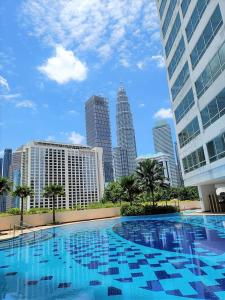 una gran piscina en una ciudad con edificios altos en Crest Residence Klcc Bukit Bintang by Sarah's Lodge, en Kuala Lumpur