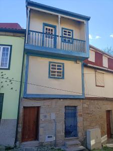 um edifício com uma varanda em cima em Casa Azul em Chaves em Chaves