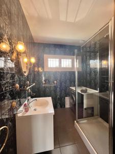 een badkamer met een wastafel en een douche bij Villa Pougeol - Charmante Villa Calme & Paisible - Avec Piscine & Terrain de Pétanque in Chanac-les-Mines