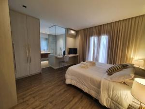 una camera d'albergo con un letto e un bagno di Casa 09 Monte Boa Vista - Refúgio com Piscina Privativa, Sauna e Vista das Montanhas a Teresópolis