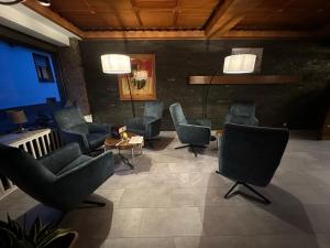 una sala de espera con sillas y una mesa en Mike‘s Mosel Lodge en Treis-Karden