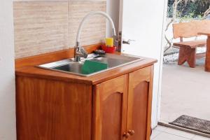 a kitchen sink with a faucet on top of it at Idyllische Ferienwohnung zwischen Meer und See in Punta del Este