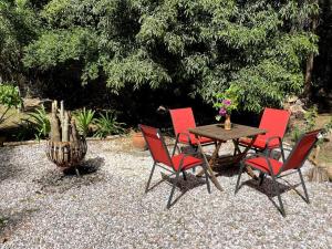 una mesa y cuatro sillas y una mesa y un cactus en Idyllische Ferienwohnung zwischen Meer und See, en Punta del Este