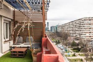 un balcone con tavolo e sedie su un edificio di Lovely Studio with a big terrace a Belgrado