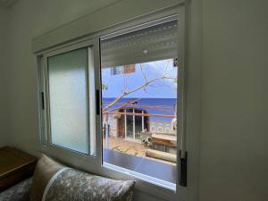 uma janela num quarto com vista para o oceano em The blue gem em Chefchaouen