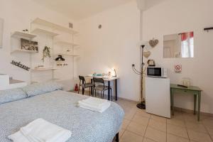 Cuisine ou kitchenette dans l'établissement Il Gattino di Sanremo - Piccolo monolocale centro e stazione del treno