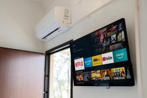 Télévision ou salle de divertissement dans l'établissement Il Gattino di Sanremo - Piccolo monolocale centro e stazione del treno