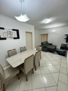 sala de estar con mesa, sillas y sofá en APARTAMENTO AMPLO COMPLETO (SUITE/QUARTO), en Americana