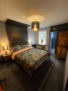 1 dormitorio con 1 cama grande y 1 lámpara en The Lounge en Newquay