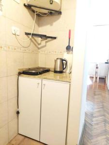 una cocina con encimera y hervidor de agua. en Lindo Apartamento a una cuadra del obelisco en Buenos Aires