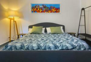 Bett in einem Schlafzimmer mit Wandgemälde in der Unterkunft Il Casale San Vito in San Vito lo Capo