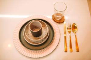 una mesa con un plato con una taza y un plato con un platillo en Apartamento Beira Mar com Jacuzzi, en João Pessoa
