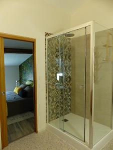 Una ducha de cristal en una habitación con dormitorio en Maison de Vacances 8 à 15 pers à proximité du Canal du Midi en Sallèles-dʼAude