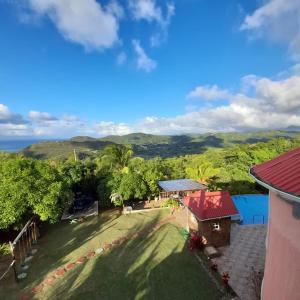 Anse La Raye的住宿－Eden Crest Villa，享有带庭院的房屋的空中景致