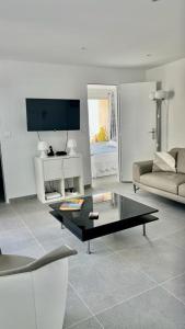 Zdjęcie z galerii obiektu MAGNIFIQUE APPARTEMENT T4 GRAND STANDING - VUE MER PANORAMIQUE ET PISCINE w mieście Bandol +27 zdjęć