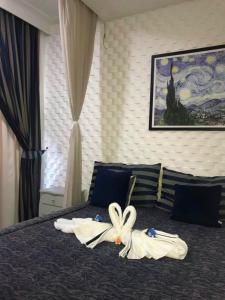um quarto de hotel com uma cama com toalhas em Relais de Charme Boutique Hotel Pititinga em Rio do Fogo