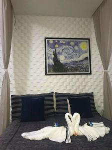 um quarto com uma cama com toalhas em Relais de Charme Boutique Hotel Pititinga em Rio do Fogo