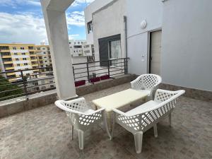 a patio with a table and chairs on a balcony at Apartment in Qerret in Golem