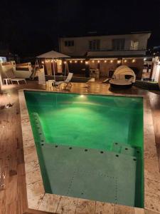 una gran piscina en una casa por la noche en Casa Delizia close to everywhere!, en San Juan