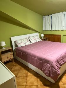 A bed or beds in a room at Giustina - appartamento spazioso e tranquillo - parcheggio privato per BICI e auto - su richiesta ammessi animali