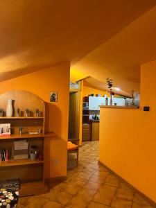 A kitchen or kitchenette at Giustina - appartamento spazioso e tranquillo - parcheggio privato per BICI e auto - su richiesta ammessi animali