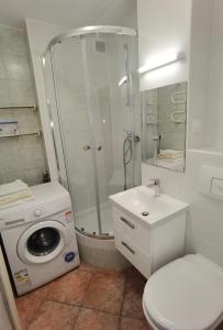ワルシャワにあるbonApartmentsのバスルーム(シャワー、洗濯機付)