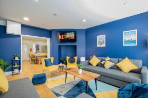a living room with a blue wall at The Yellow Door by Shortstays in Dublin