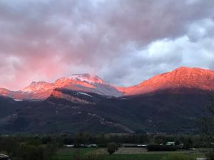 widok na pasmo górskie ze świecącym słońcem w obiekcie la dent du loup à la campagne, proche de Grenoble w mieście Noyarey