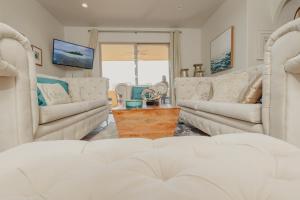 ein Wohnzimmer mit 2 weißen Sofas und einem Tisch in der Unterkunft Bella Sirena A 404 in Puerto Peñasco