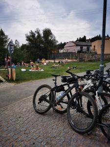 un grupo de bicicletas estacionadas al lado de un parque en Second chance apartment en Choteč