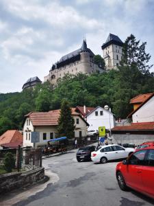 un gran castillo en la cima de una colina con coches en Second chance apartment, en Choteč